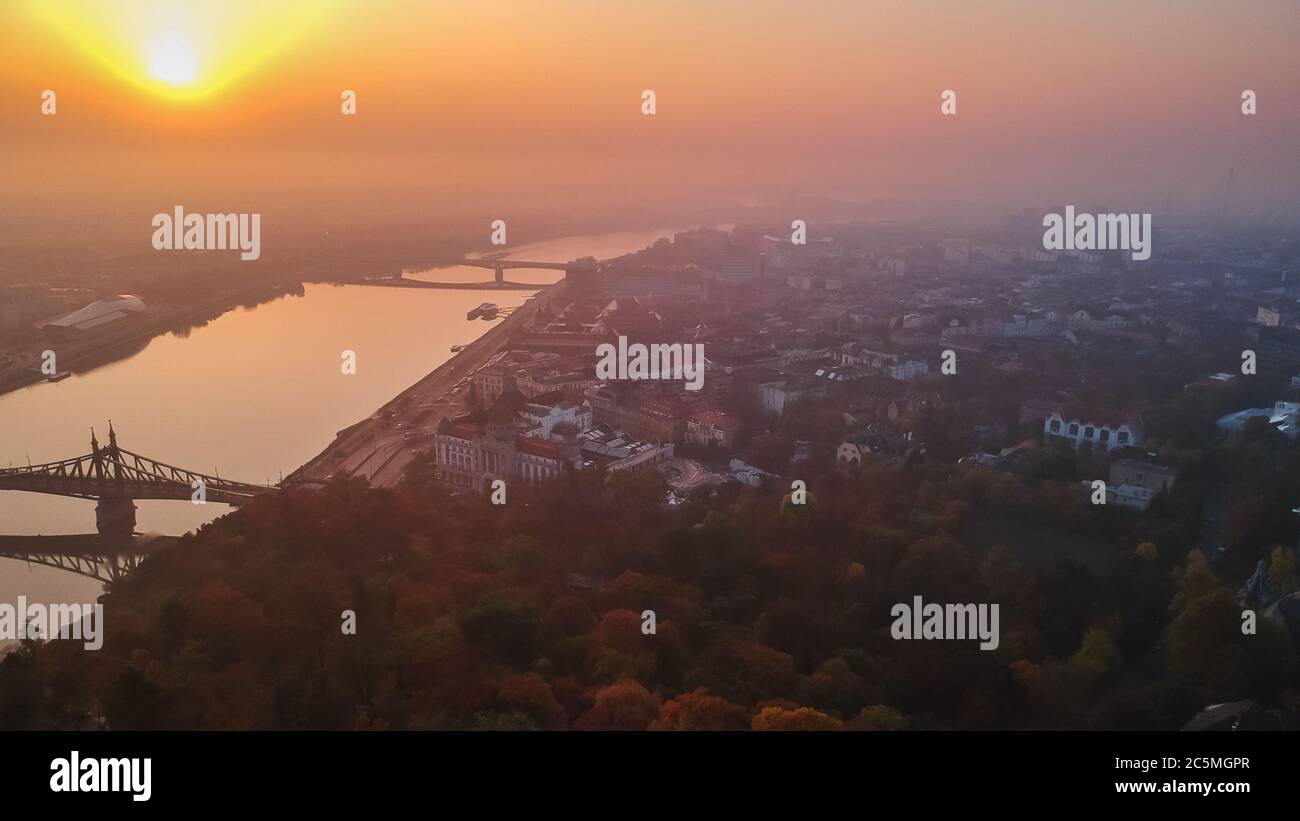 Vista aerea del Ponte della libertà e del Danubio, preso dalla collina di Gellert all'alba nella nebbia a Budapest, Ungheria Foto Stock