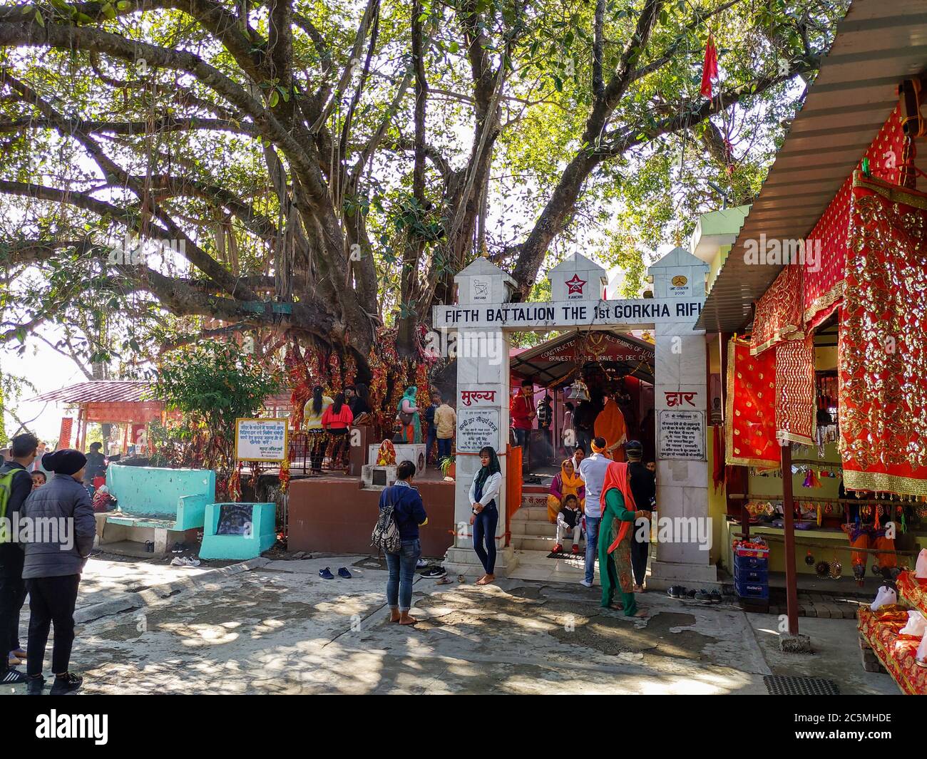 EDITORIALE DATATO:19 gennaio 2020 LOCATION: Dehradun Uttarakhand India. Un colpo di turista che visita il tempio. Foto Stock