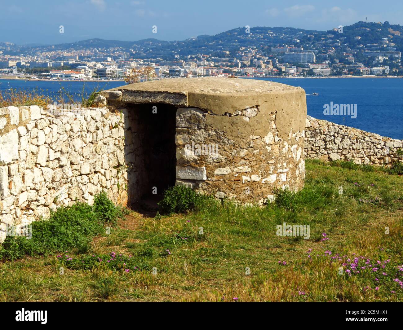 Forte Royal Sainte-Marguerite sull'isola, la più grande delle isole Lerins, a circa mezzo miglio di distanza dalla costa della città di Cannes Costa Azzurra. Foto Stock