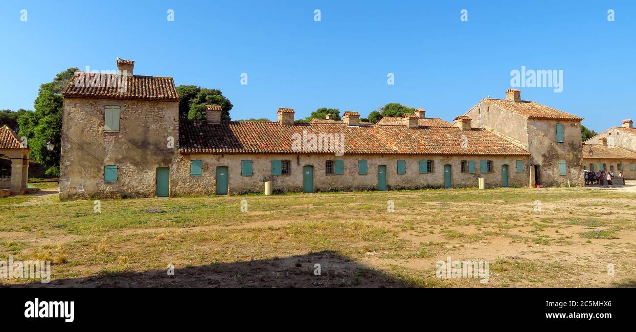 Forte Royal Sainte-Marguerite sull'isola, la più grande delle isole Lerins, a circa mezzo miglio di distanza dalla costa della città di Cannes Costa Azzurra. Foto Stock