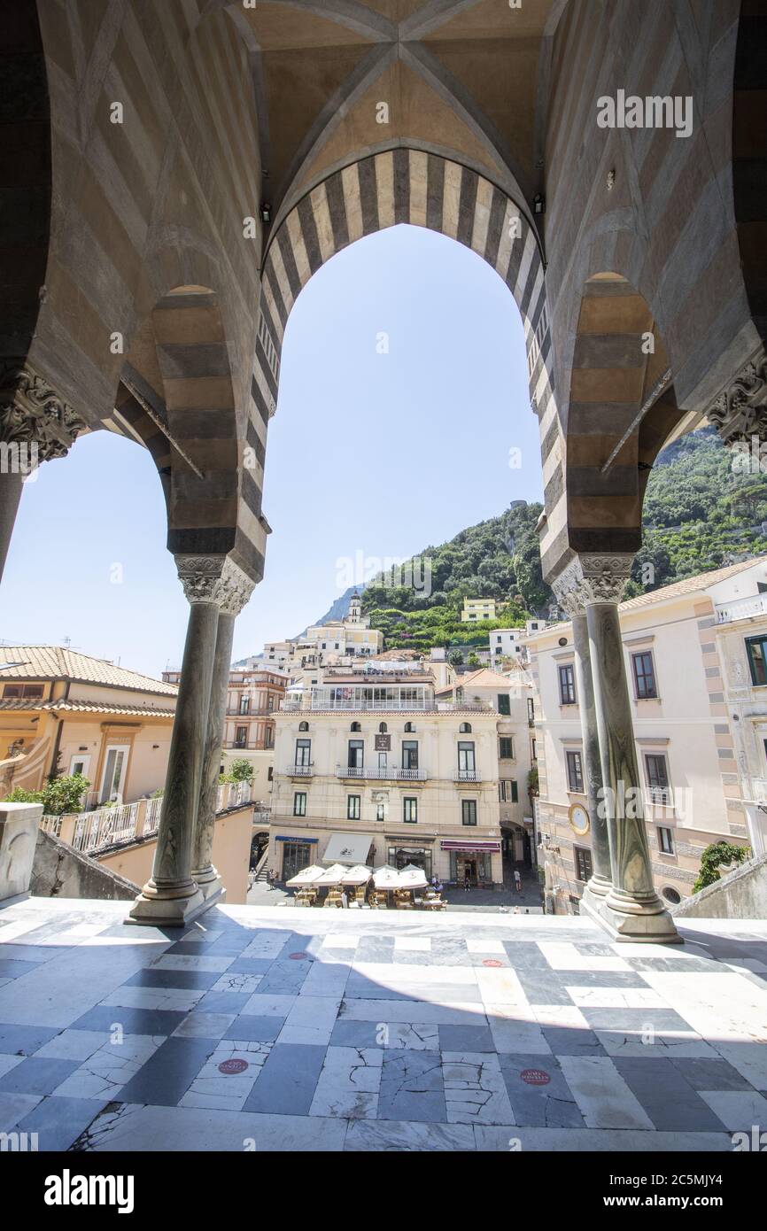 Ad Amalfi - il 2020 giugno - vista della piazza attraverso le colonne della cattedrale di Sant'Andrea Foto Stock