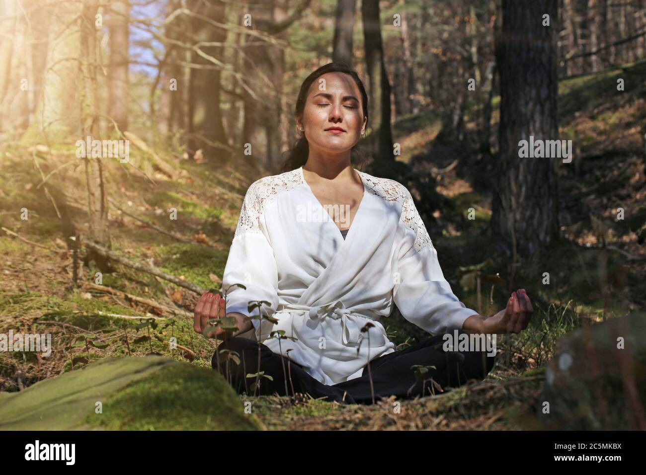 Giovane donna che fa il bagno di previsione (Shnrin Yoku), terapia naturale dal Giappone (modello rilasciato) Foto Stock