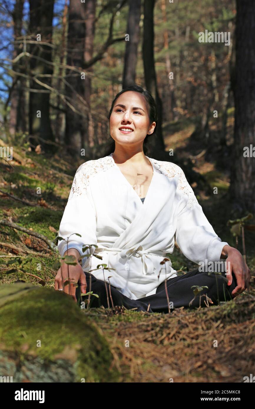 Giovane donna che fa il bagno di previsione (Shnrin Yoku), terapia naturale dal Giappone (modello rilasciato) Foto Stock