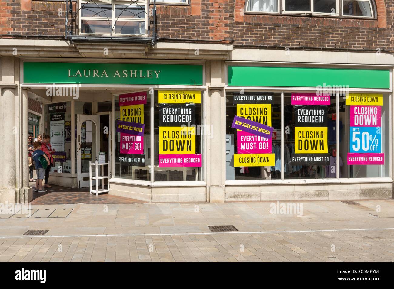 Laura Ashley con poster di chiusura durante la pandemia del Coronavirus covid-19, luglio 2020, Winchester High Street, Hampshire, Regno Unito Foto Stock