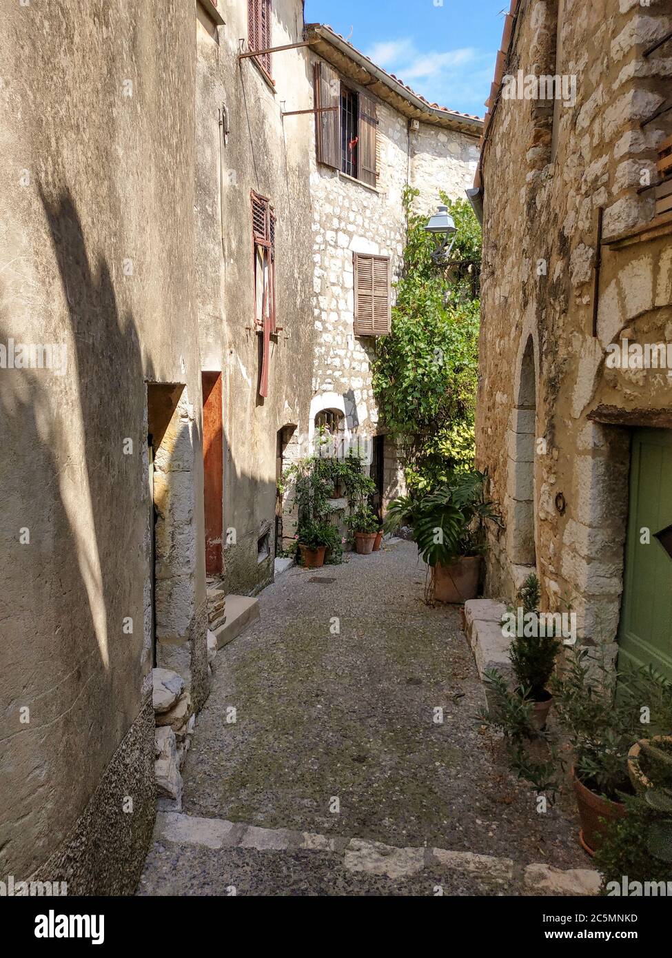 Saint Paul De Vence è un bellissimo borgo medievale fortificato arroccato su uno stretto sperone tra due profonde valli. Foto Stock