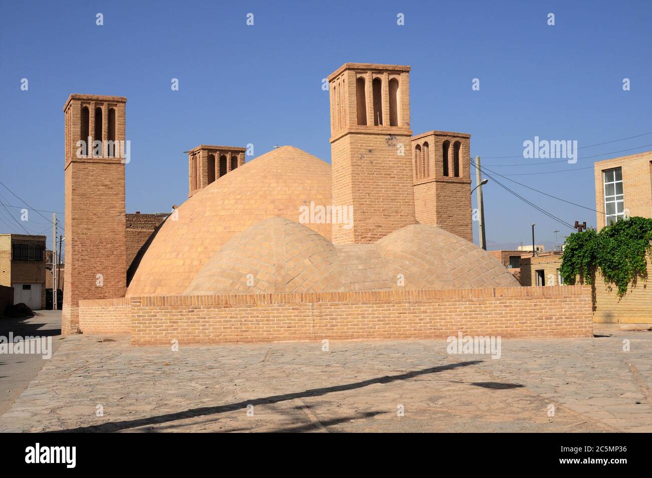 La Moschea del Venerdì Ardestano fu costruita nel 12 ° secolo durante il periodo del Grande Seljuk. Cisterna situata sul lato della moschea. Provincia di Isfahan, Iran Foto Stock