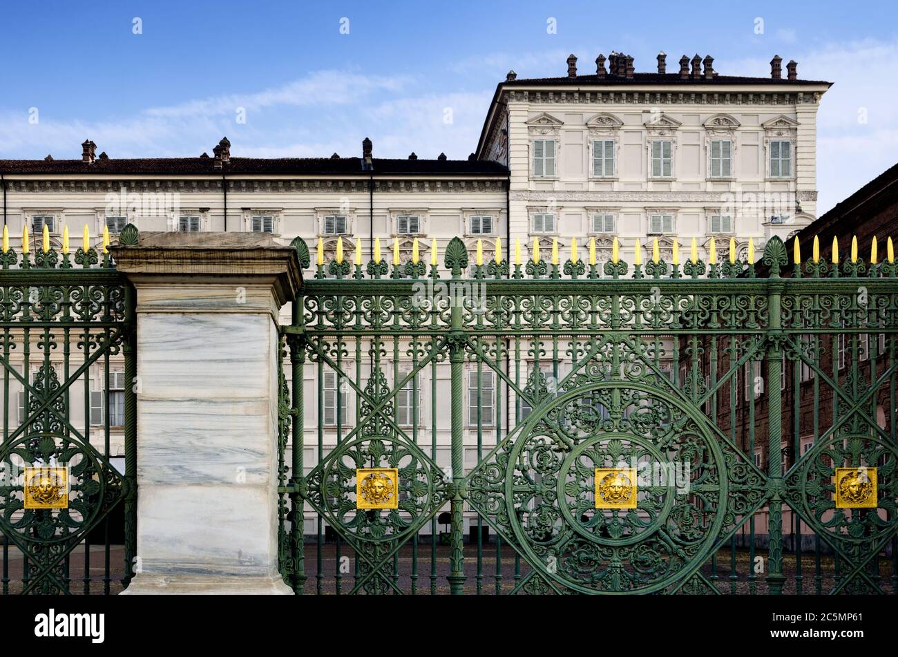 Palazzo reale di Torino, Piemonte (Italia) visto da Piazza Castello, piazza principale della città Foto Stock