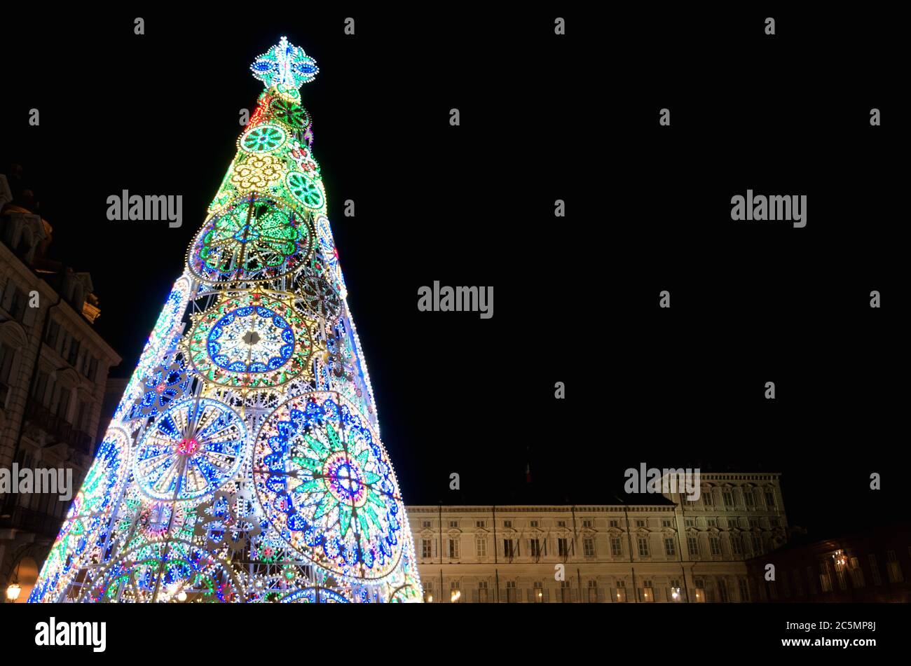 Trin (Piemonte, Italia): Piazza Castello, piazza principale della città, illuminata dall'albero di natale di notte, con Palazzo reale sullo sfondo Foto Stock