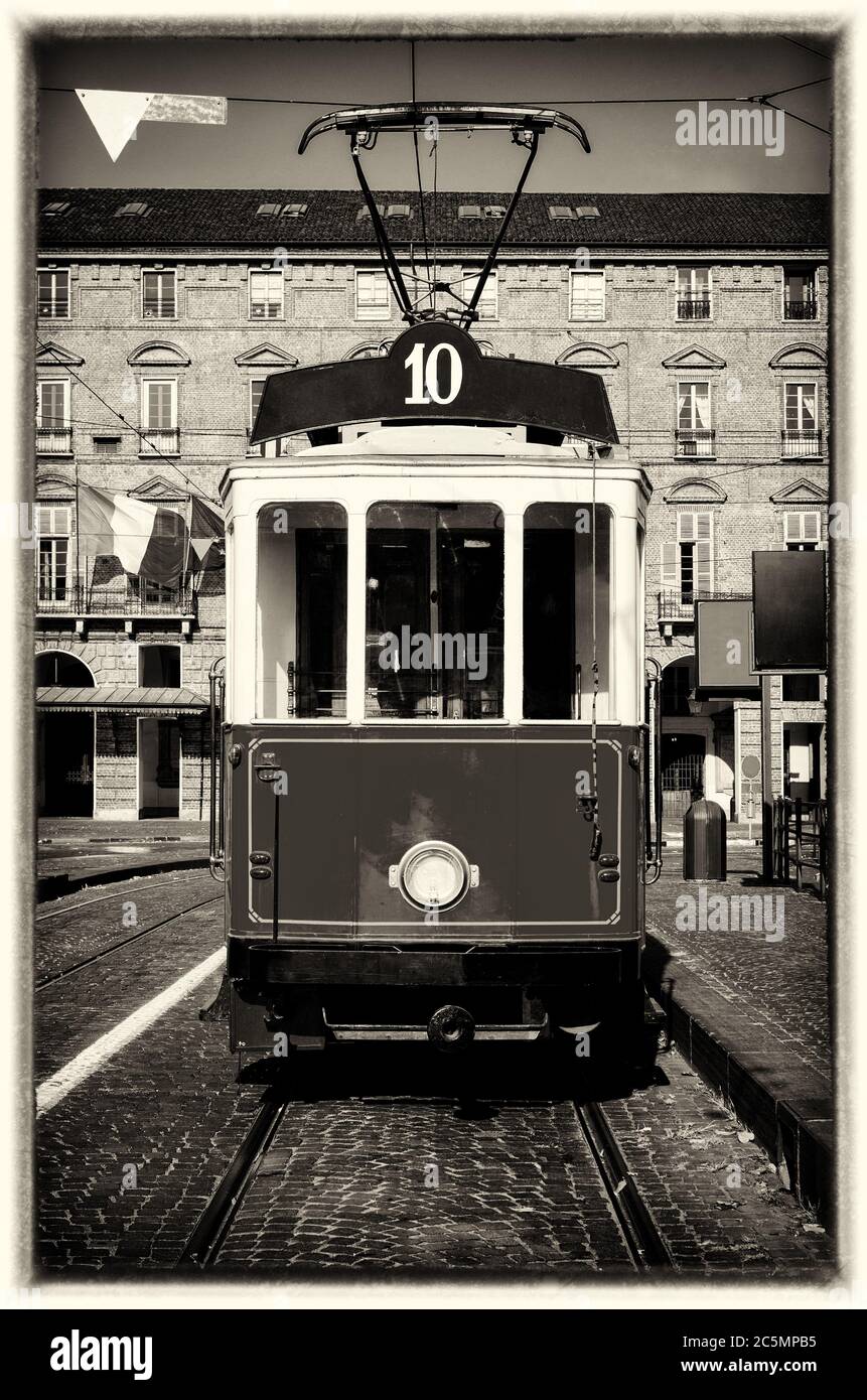 Foto d'epoca della storica linea tranviaria numero dieci (da Crocetta a Via Regio Parco) ferma in Piazza Castello, piazza principale di Torino ( Foto Stock