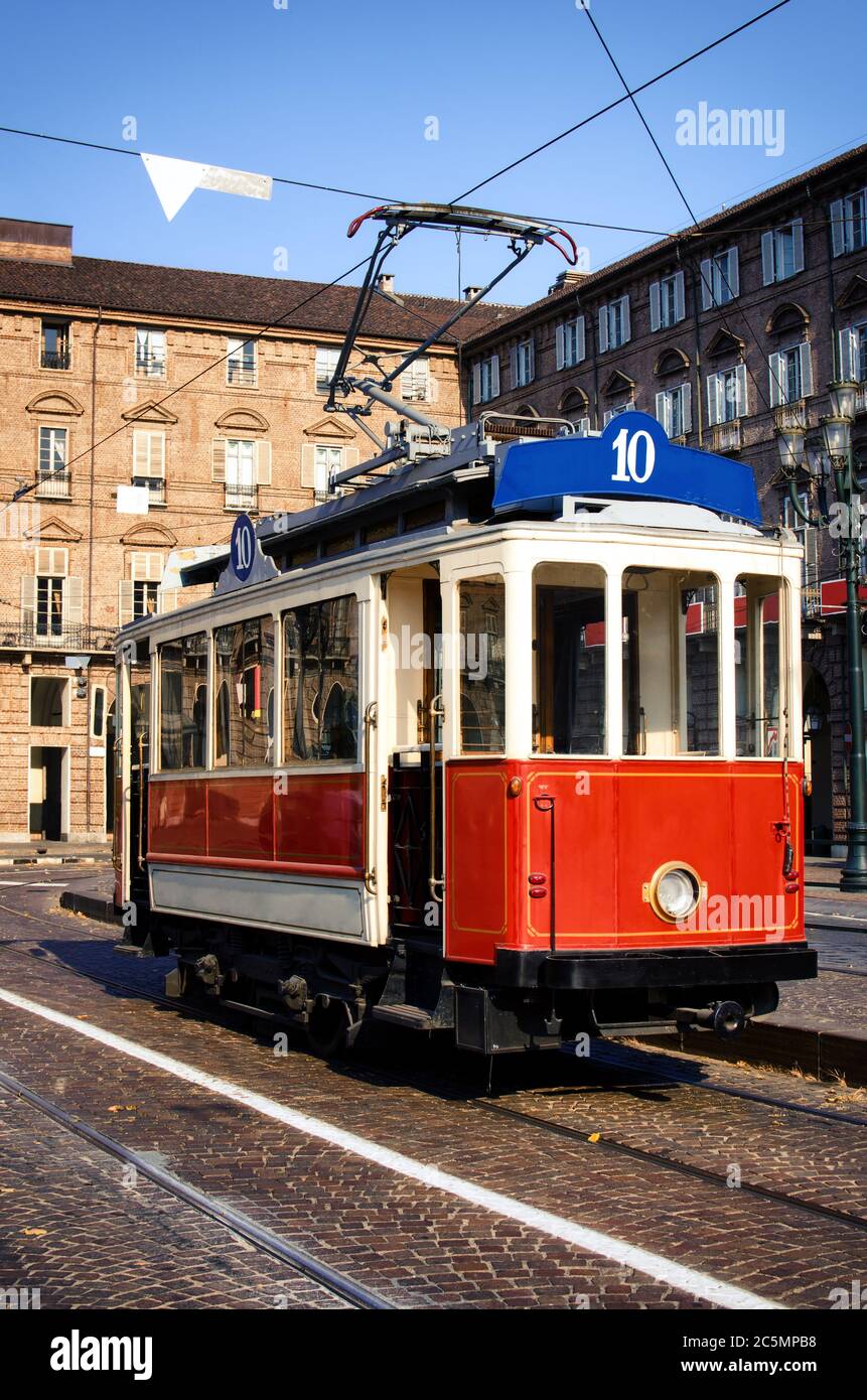 La storica linea tranviaria numero dieci (da Crocetta a Via Regio Parco) ferma in Piazza Castello, piazza principale di Torino (Italia) Foto Stock