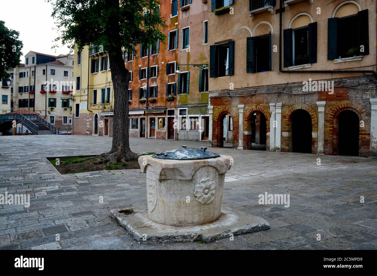 Venezia, piazza principale del Ghetto Novo, antico quartiere ebraico della città Foto Stock