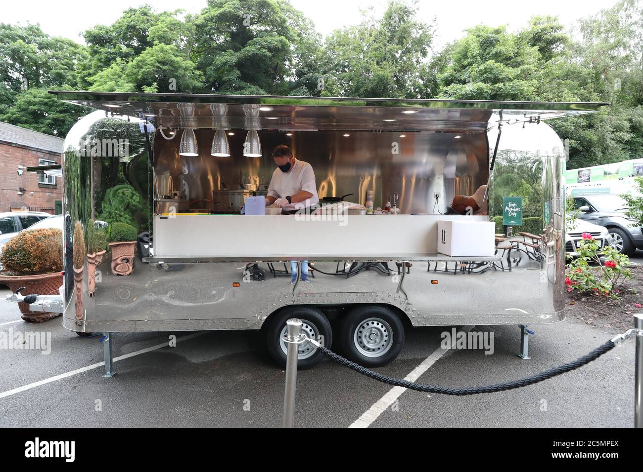 Il cibo viene preparato nel nuovo furgone mobile per il catering durante la riapertura dell'Old Stables Restaurant presso l'Allerton Manor Golf Club, Liverpool, in quanto le restrizioni di blocco del coronavirus sono attenuate in tutta l'Inghilterra. Foto Stock