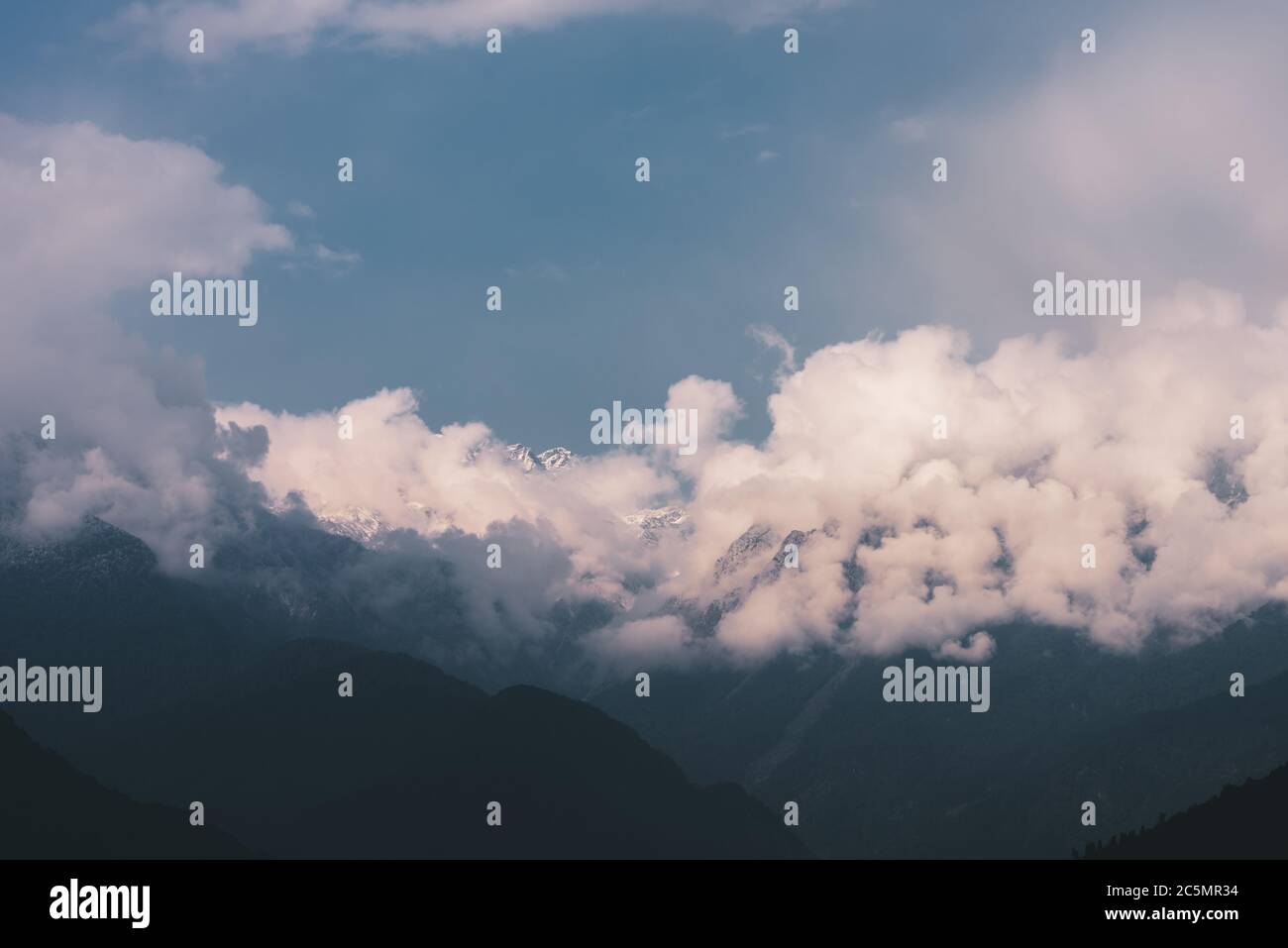 Nuvole che galleggiano sulla cima delle montagne Foto Stock