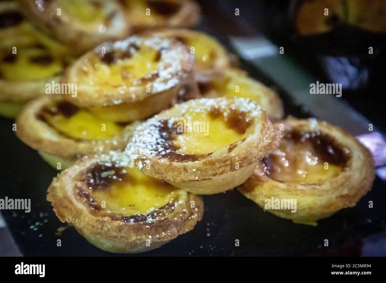 Tartine di crema portoghese su un banco di caffè Foto Stock