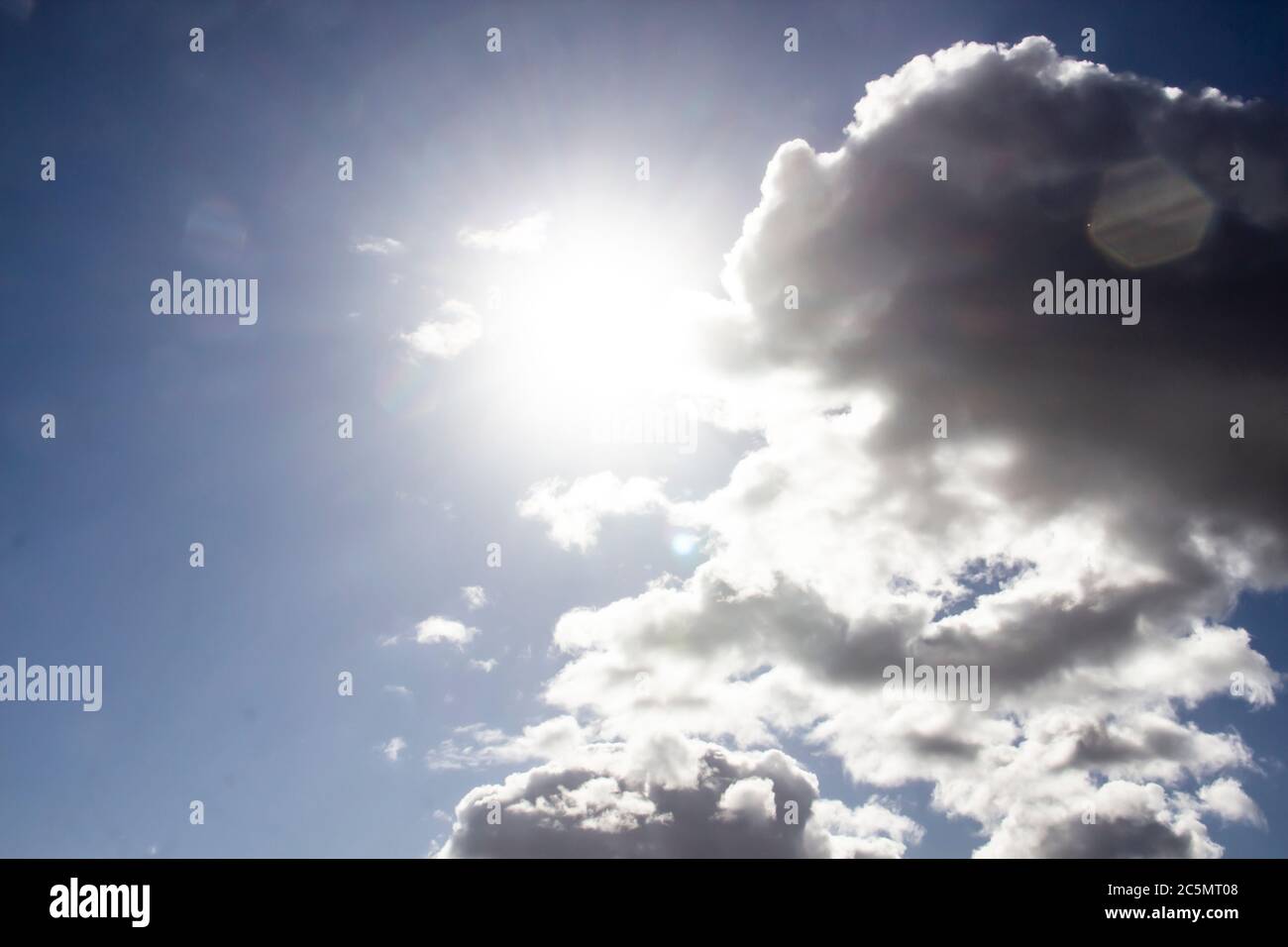 Nuvole nel cielo blu con una luce solare. Una luce di Dio miracolo sullo sfondo. Pattern dalle nuvole nel cielo. Foto Stock