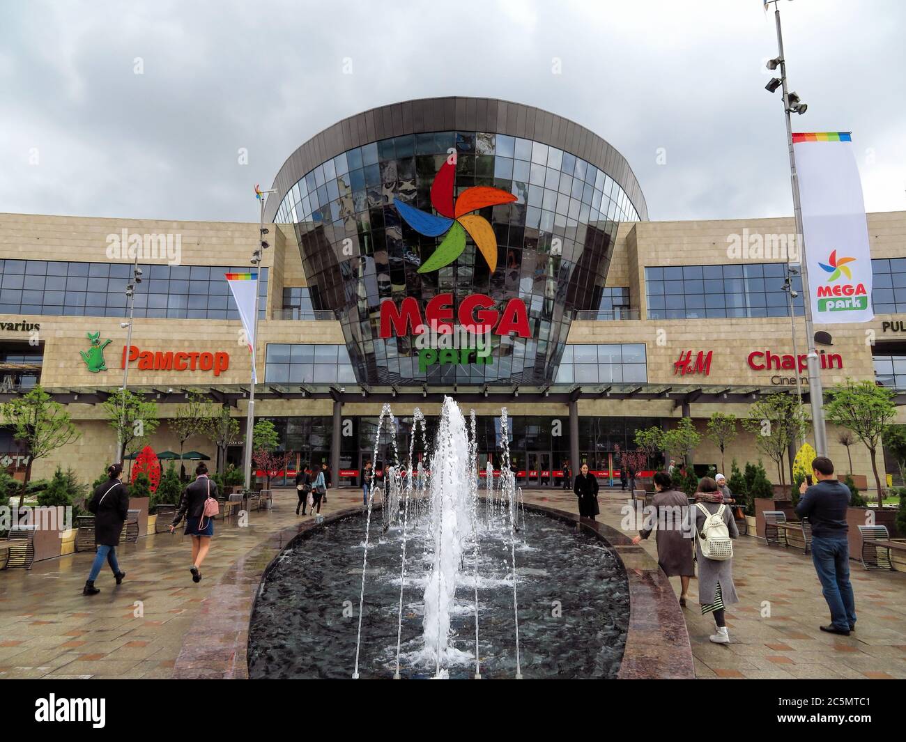 ALMATY, KAZAKHSTAN - 30 APRILE 2017: Centro commerciale e di intrattenimento Mega Park ad Almaty, Kazakhstan. Inaugurato nel 2015, è il più grande dipartimento Foto Stock