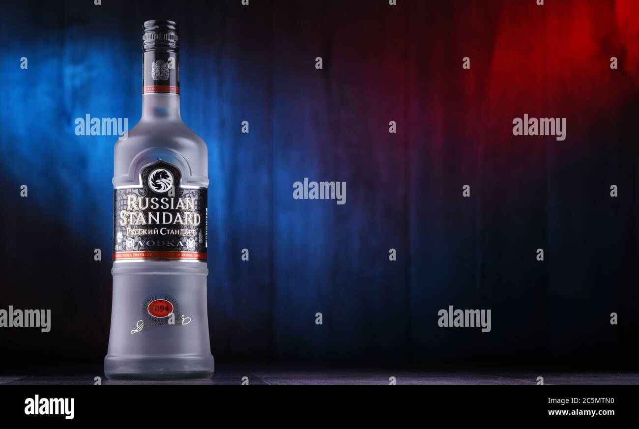 POZNAN, POL - 26 GIUGNO 2020: Bottiglia di Vodka russa standard, il n. 1 vodka premium russa Foto Stock