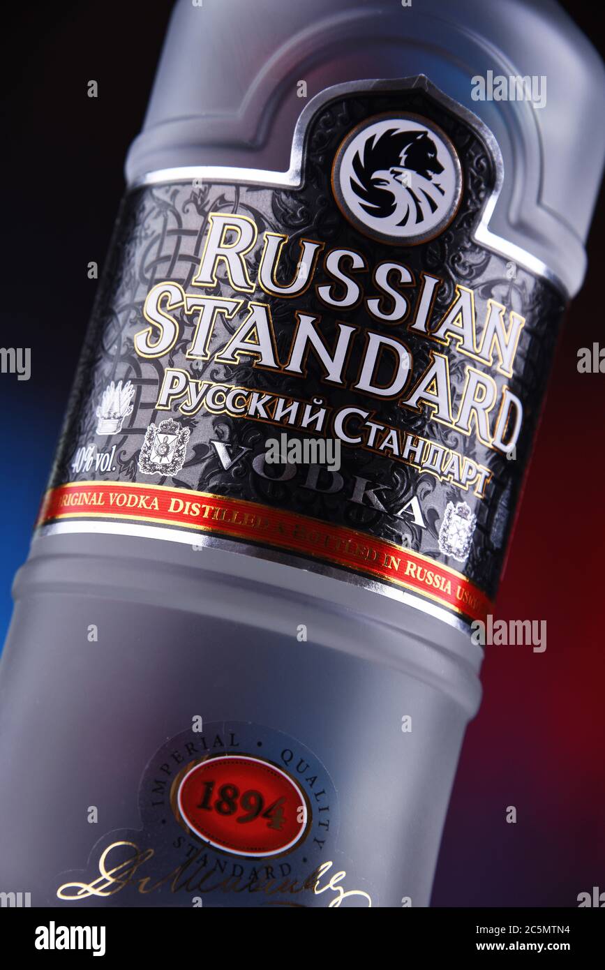 POZNAN, POL - 26 GIUGNO 2020: Bottiglia di Vodka russa standard, il n. 1 vodka premium russa Foto Stock