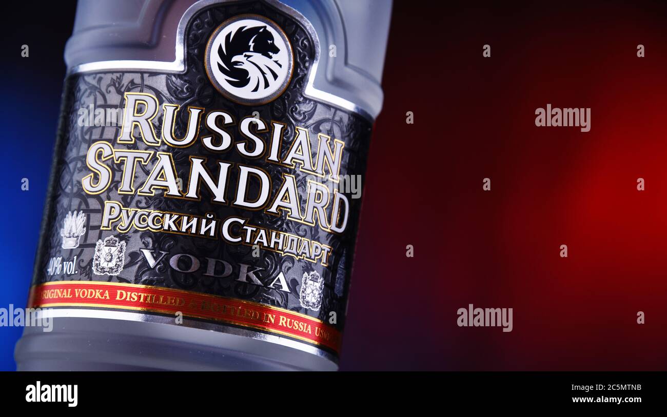 POZNAN, POL - 26 GIUGNO 2020: Bottiglia di Vodka russa standard, il n. 1 vodka premium russa Foto Stock