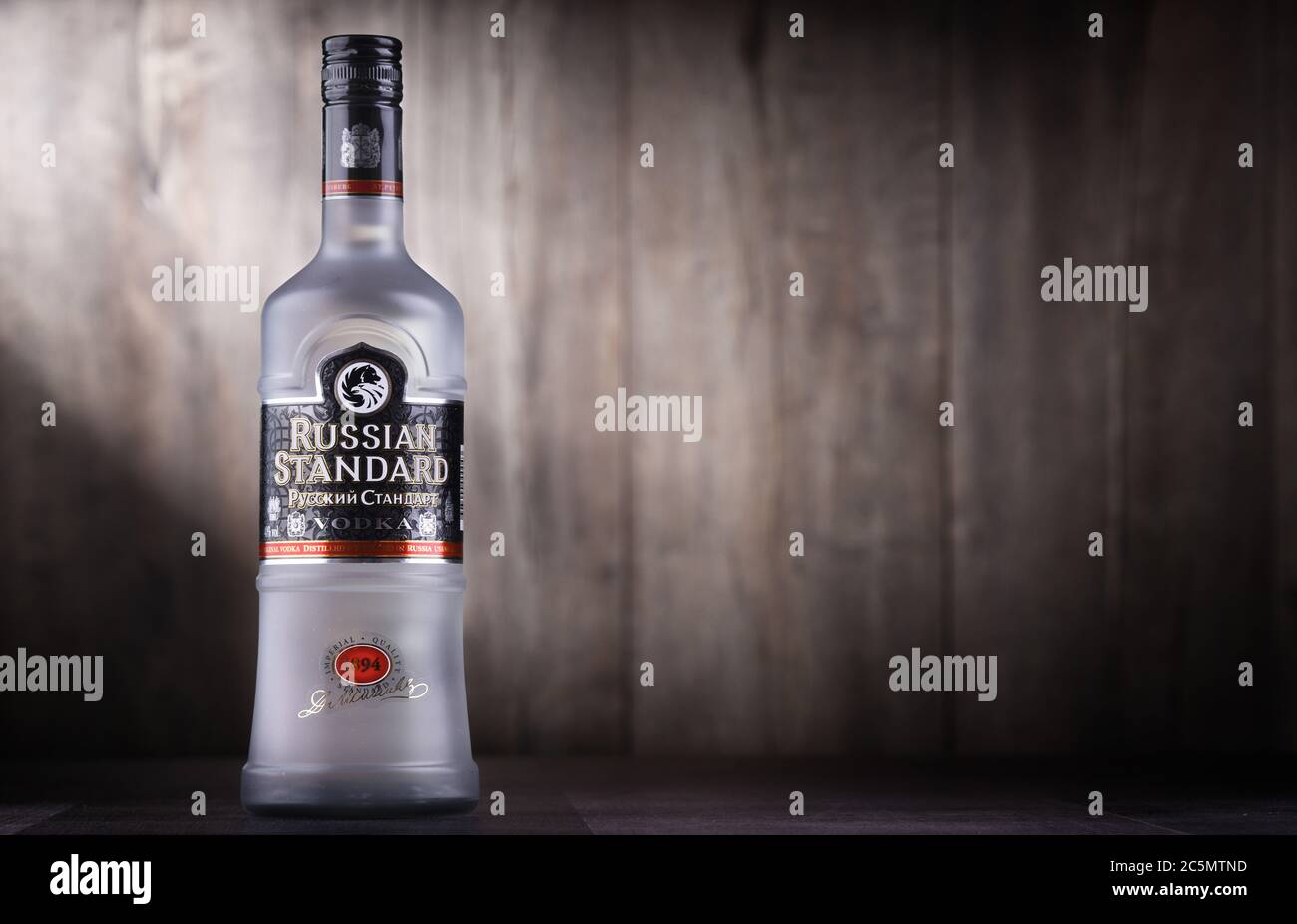 POZNAN, POL - 26 GIUGNO 2020: Bottiglia di Vodka russa standard, il n. 1 vodka premium russa Foto Stock