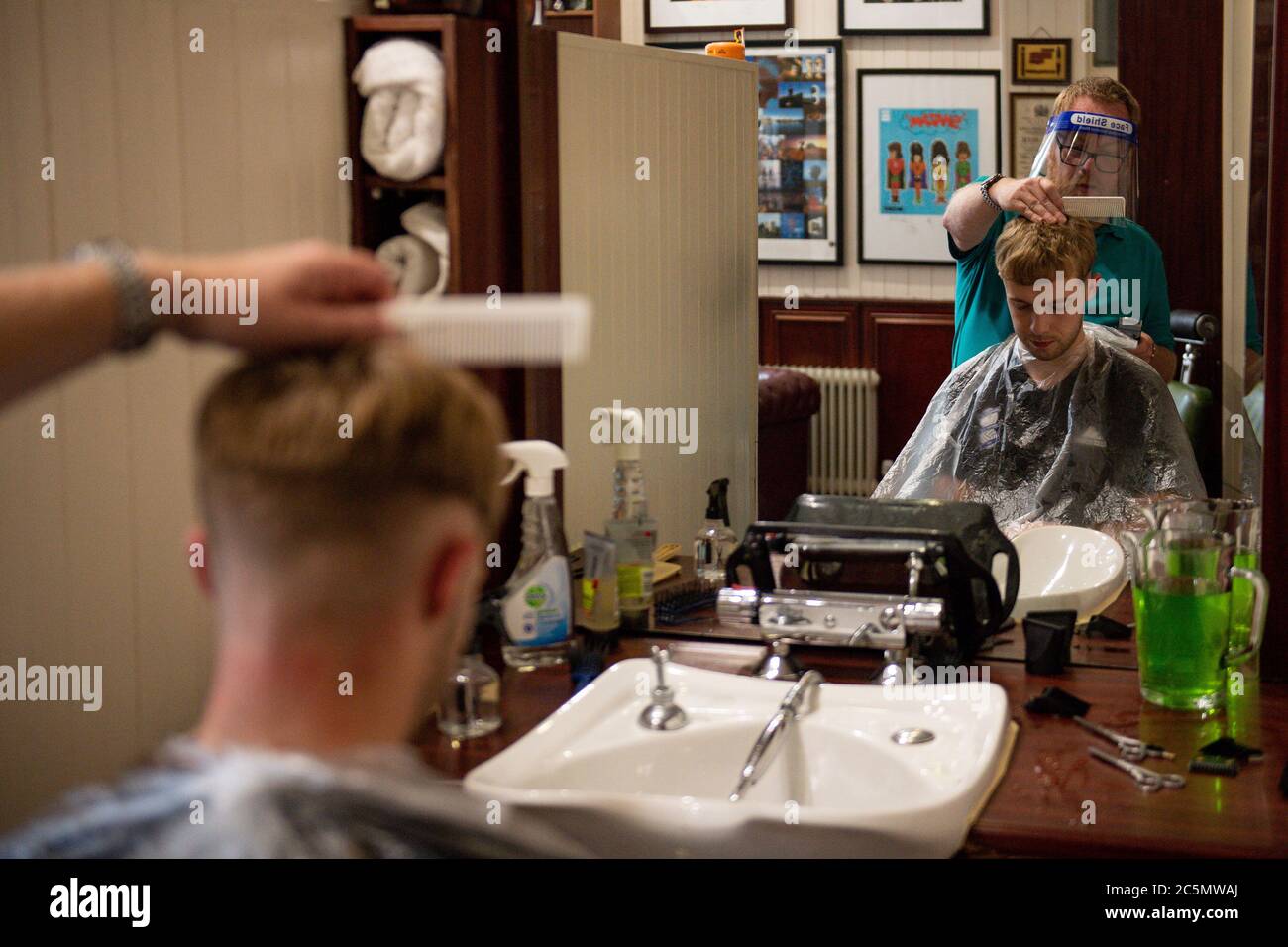 I primi clienti alla riapertura di Jakes Barbers a Birmingham, in quanto le restrizioni di blocco di coronavirus sono attenuate in tutta l'Inghilterra. Foto Stock