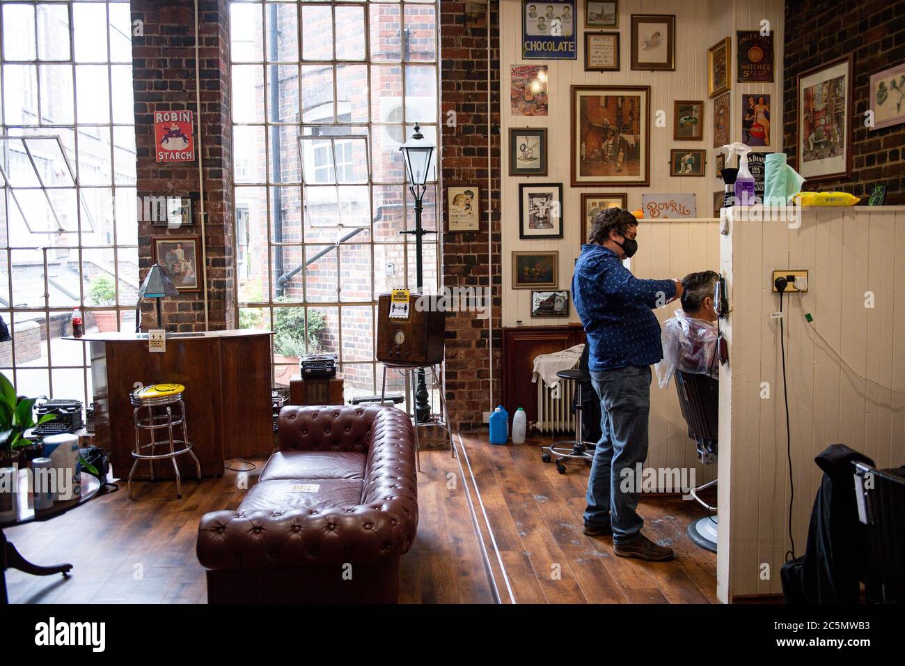 I primi clienti alla riapertura di Jakes Barbers a Birmingham, in quanto le restrizioni di blocco di coronavirus sono attenuate in tutta l'Inghilterra. Foto Stock