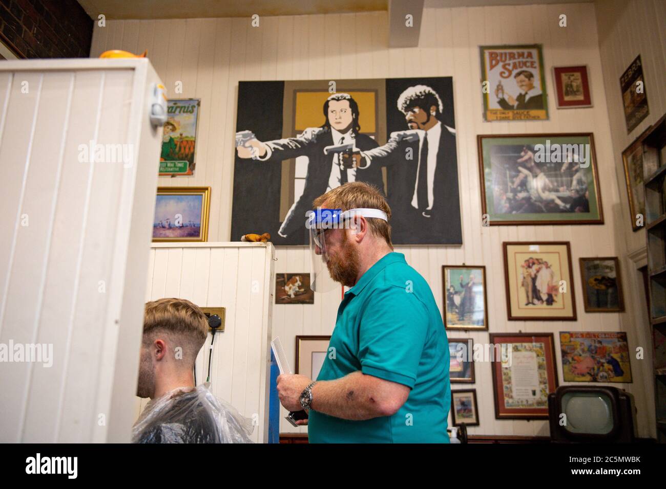 I primi clienti alla riapertura di Jakes Barbers a Birmingham, in quanto le restrizioni di blocco di coronavirus sono attenuate in tutta l'Inghilterra. Foto Stock