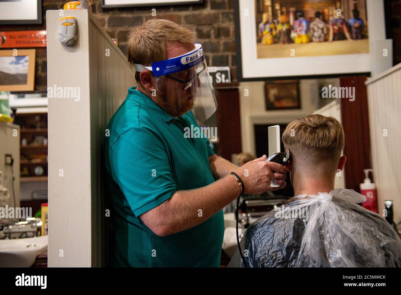 I primi clienti alla riapertura di Jakes Barbers a Birmingham, in quanto le restrizioni di blocco di coronavirus sono attenuate in tutta l'Inghilterra. Foto Stock