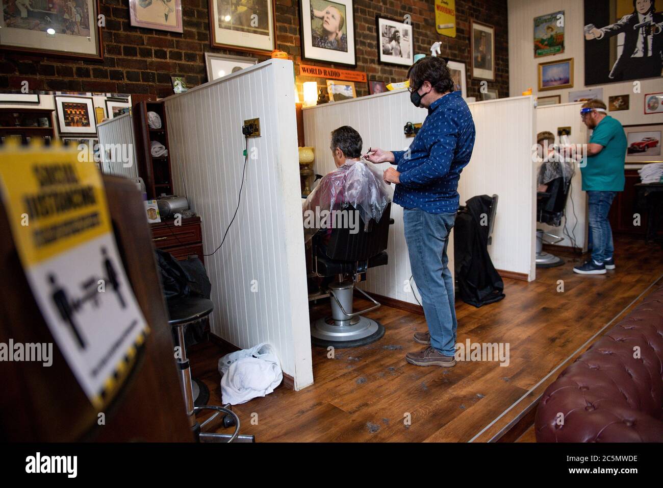 I primi clienti alla riapertura di Jakes Barbers a Birmingham, in quanto le restrizioni di blocco di coronavirus sono attenuate in tutta l'Inghilterra. Foto Stock