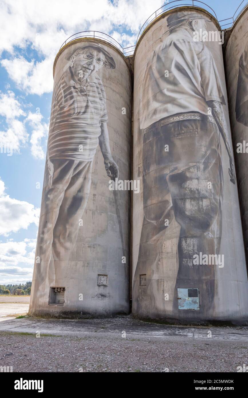 L'ex Portland (New South Wales) Cement Works, con i suoi massicci silos dipinti murali, è ora un patrimonio storico di proprietà chiamato le Fondazioni. Foto Stock