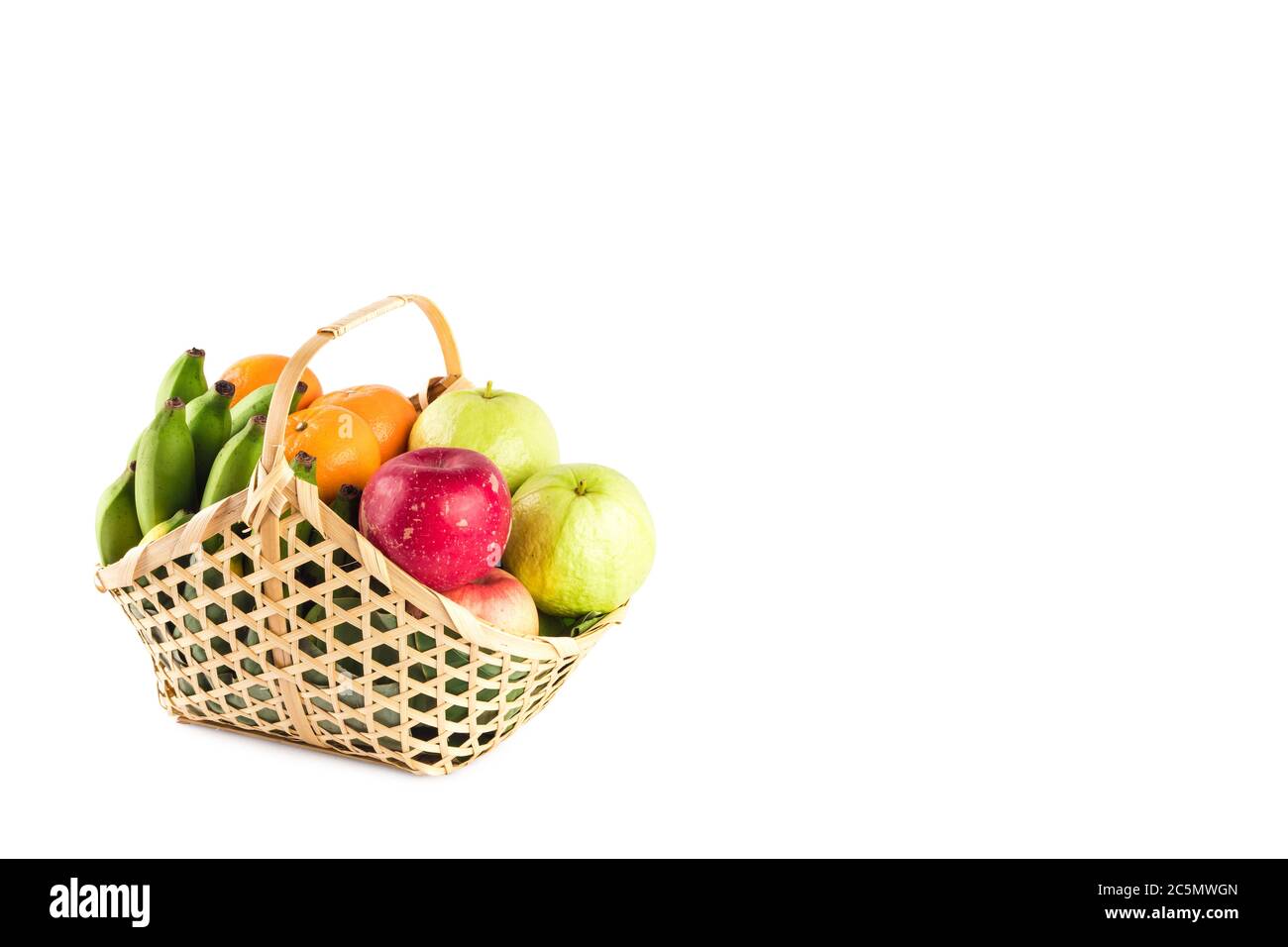 arancio di madarina, frutta guava, banana e mela rossa in cestino regalo su sfondo bianco frutta salute cibo isolato Foto Stock