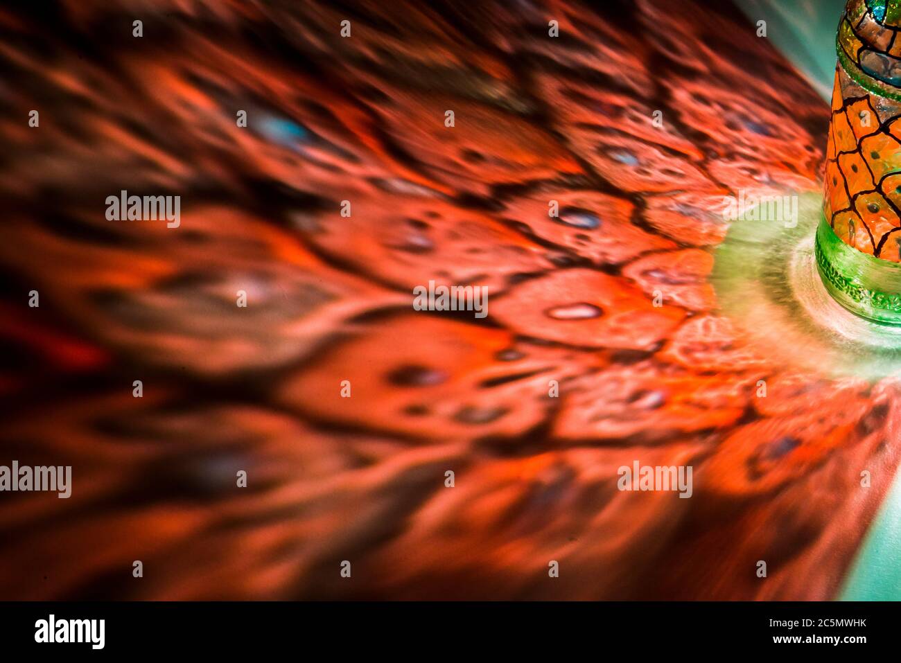 luce che passa attraverso una bottiglia con arte colorata Foto Stock