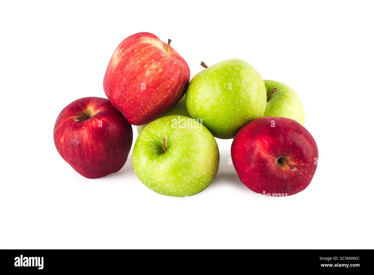 gruppo di frutta tra mela verde fresca e mela rossa matura su fondo bianco frutta agricoltura alimenti isolati Foto Stock