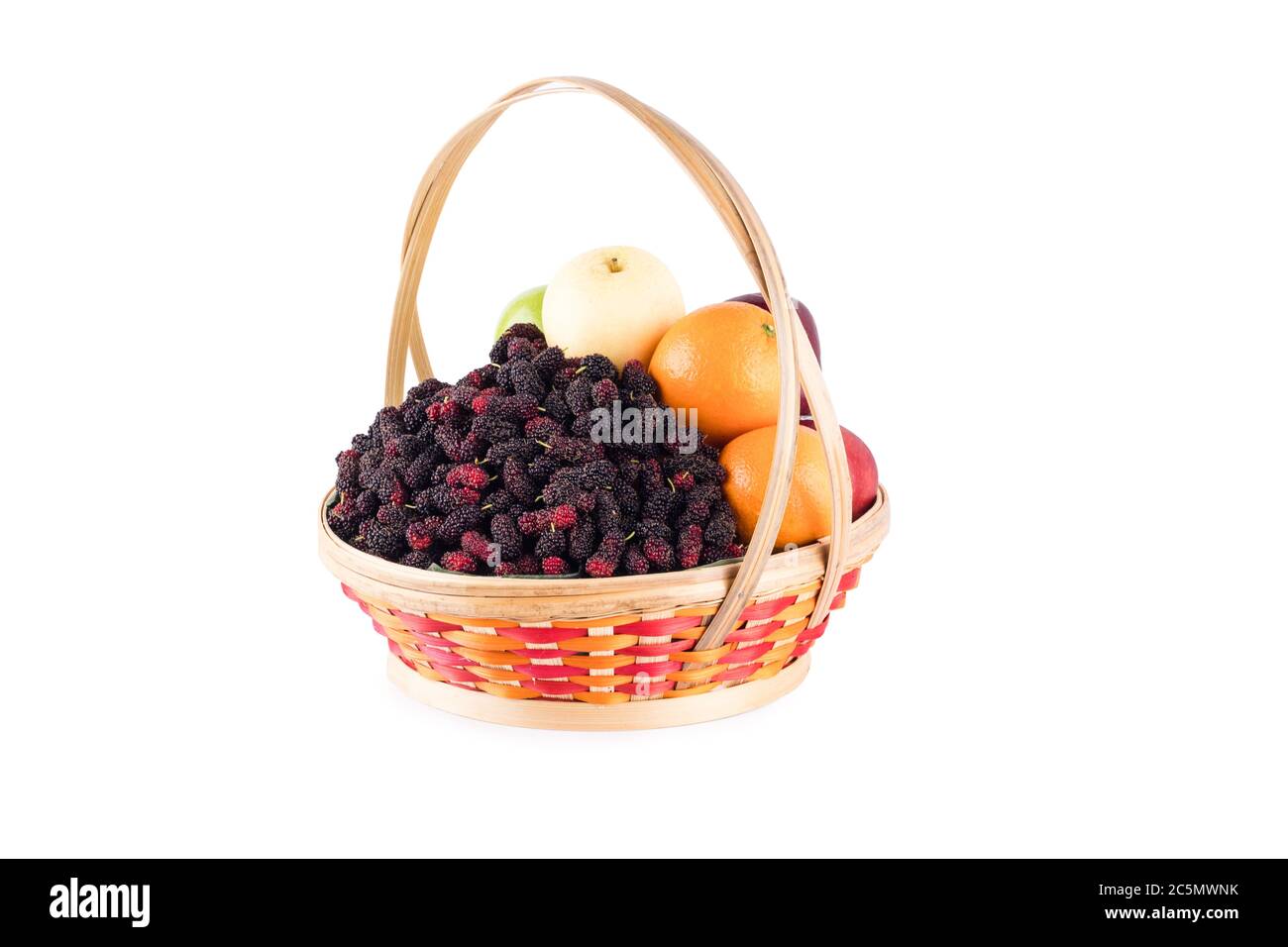 Arancio fresco, pera cinese, mela verde e gelso in bambu vimini cesto su sfondo bianco frutta salute cibo isolato Foto Stock