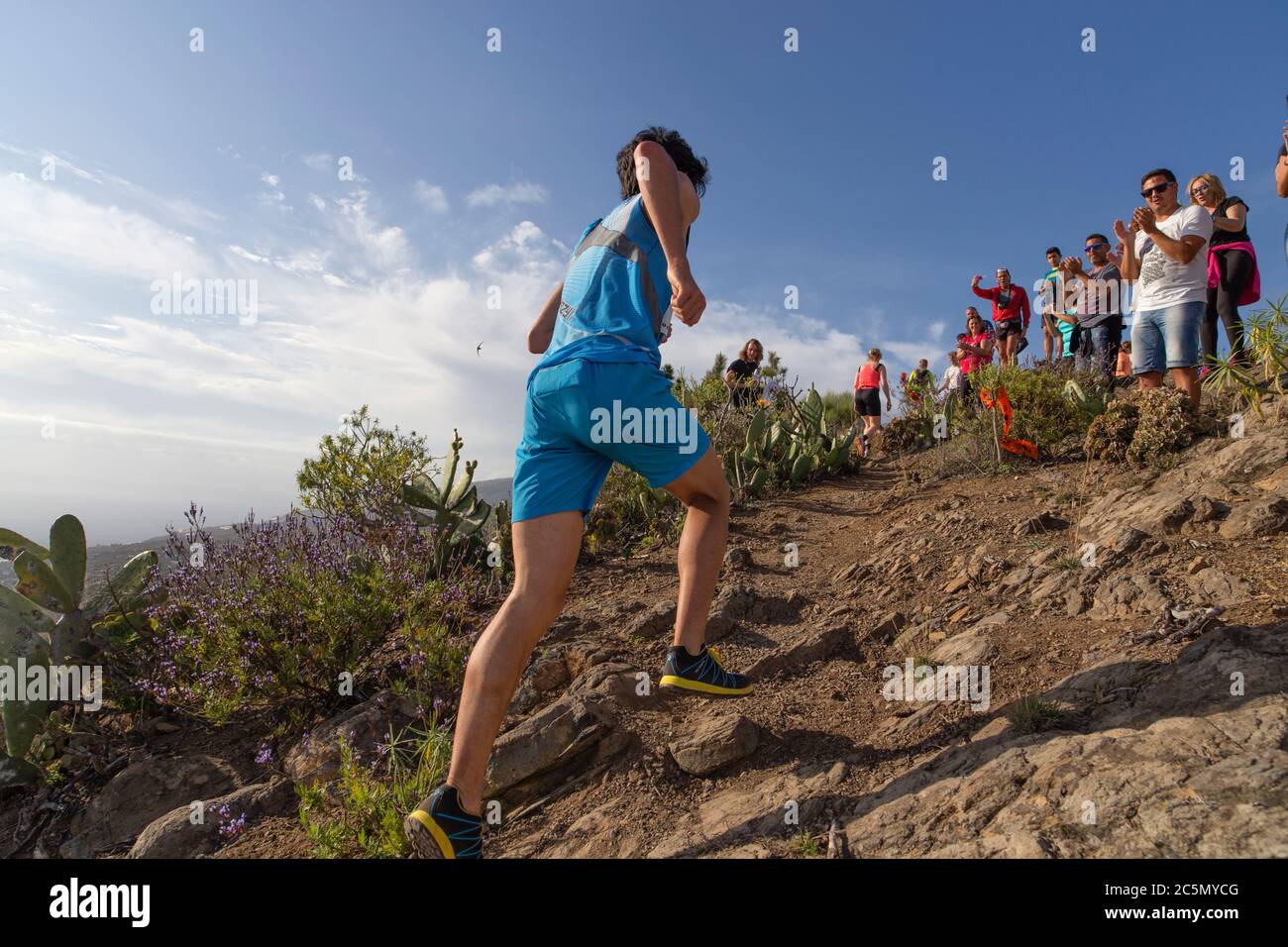 Runner che clima il chilometro verticale durante la Transvulia Foto Stock