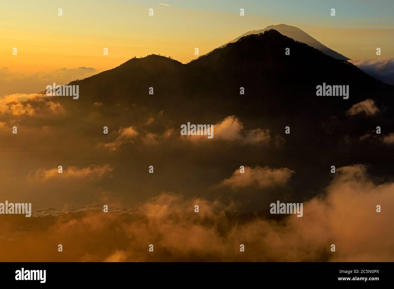 Vista panoramica di nuvole e la nebbia al tramonto dalla cima del monte Batur Kintamani (vulcano), Bali, Indonesia Foto Stock