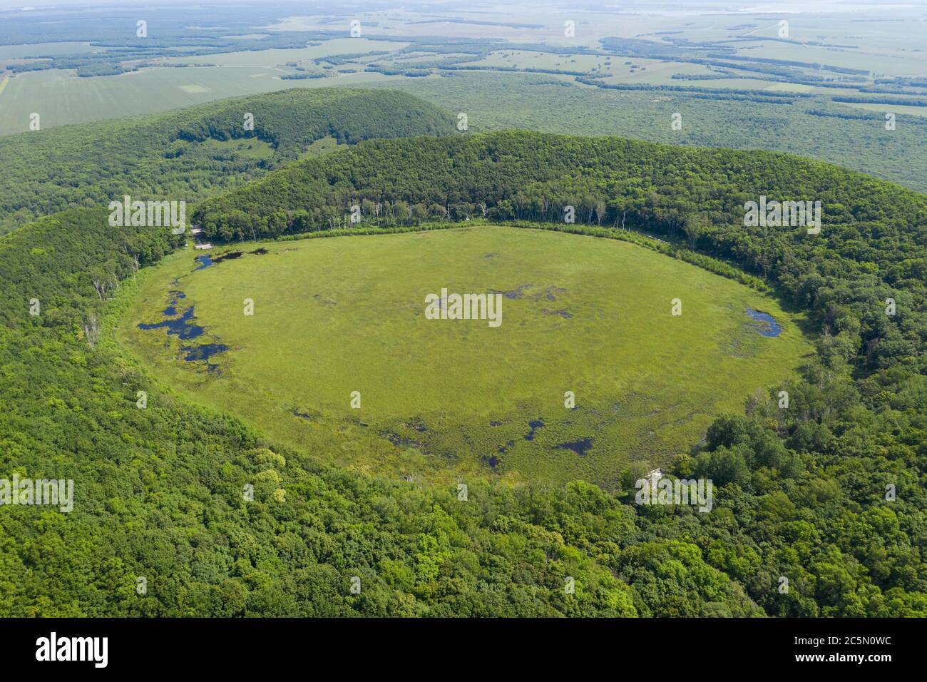 Wudalianchi. 4 luglio 2020. Foto aerea scattata il 4 luglio 2020 mostra lo stagno celeste del Monte Gelaqiu Sud a Heihe, provincia di Heilongjiang della Cina nordorientale. Ad un'altitudine di 596.9 metri sopra il livello del mare, il lago si è formato quando il magma vulcanico ha eruttato oltre 3 milioni di anni fa. Credit: Xie Jianfei/Xinhua/Alamy Live News Foto Stock