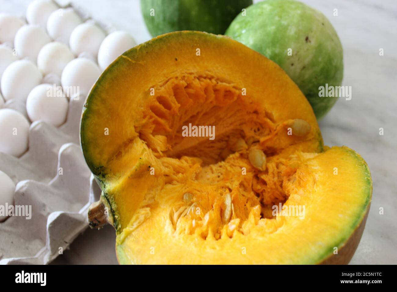 Uova e verdure insieme mostrano con fondo bianco pavimento. Foto Stock