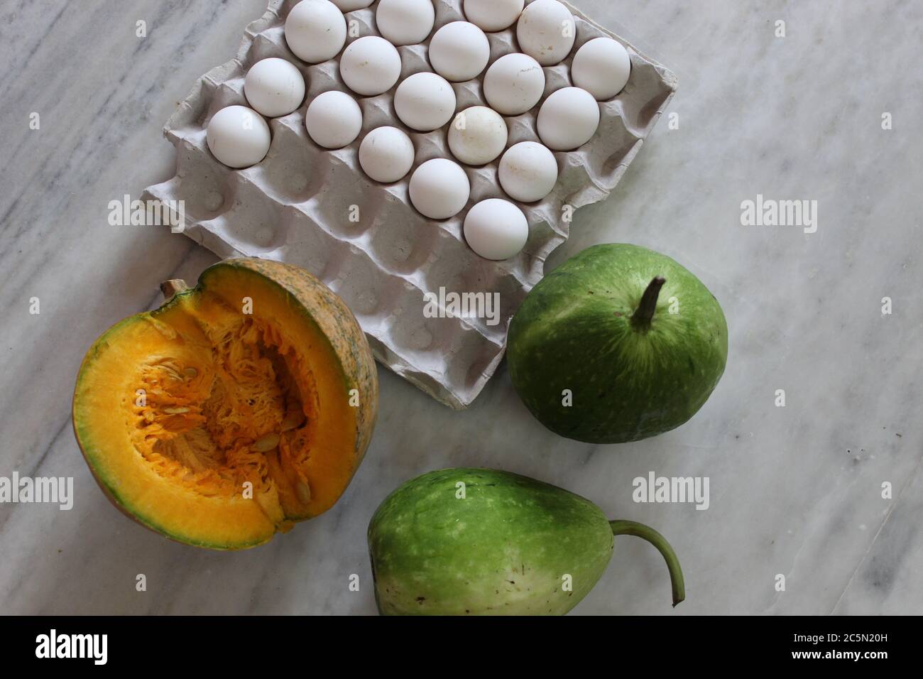 Uova e verdure insieme mostrano con fondo bianco pavimento. Foto Stock