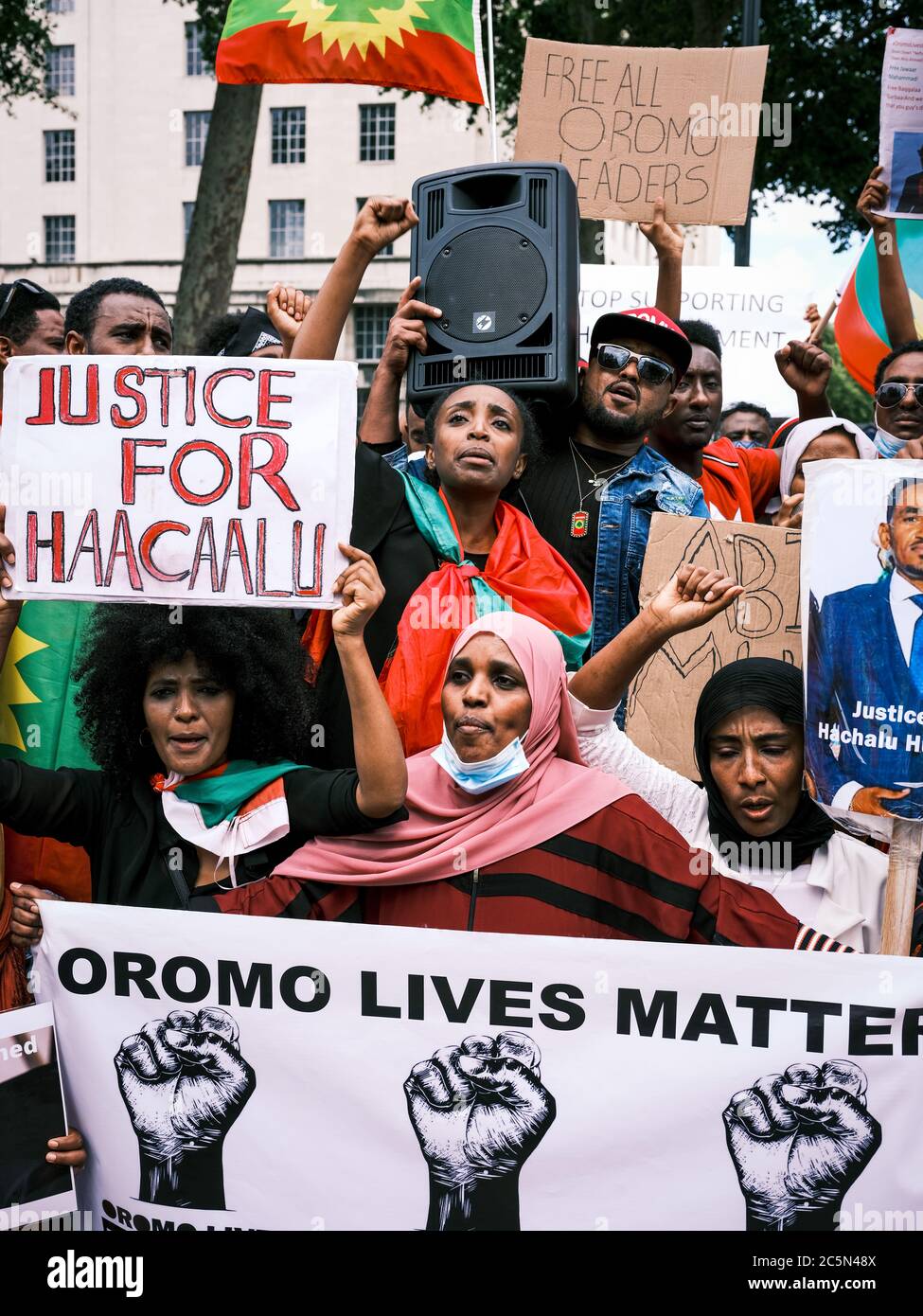 Londra, Regno Unito. 3 luglio 2020. I manifestanti di Oromo marciano davanti a Downing Street a Londra dopo disordini civili e l'uccisione della cantante e attivista Hachalu Hundessa in Etiopia. Credit: Yousef al Nasser/Alamy Live News Foto Stock