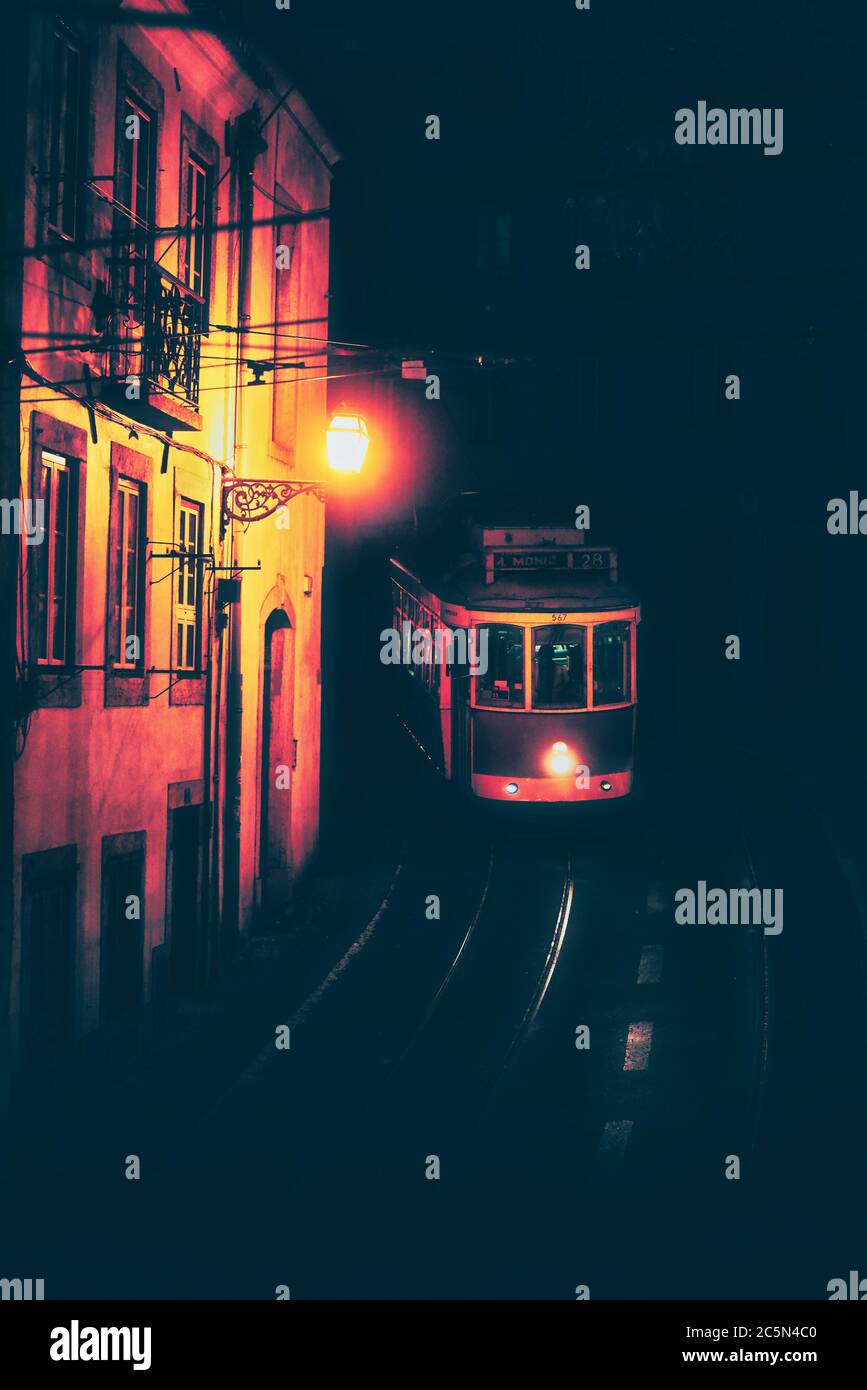 Tram a Lisbona di notte Foto Stock