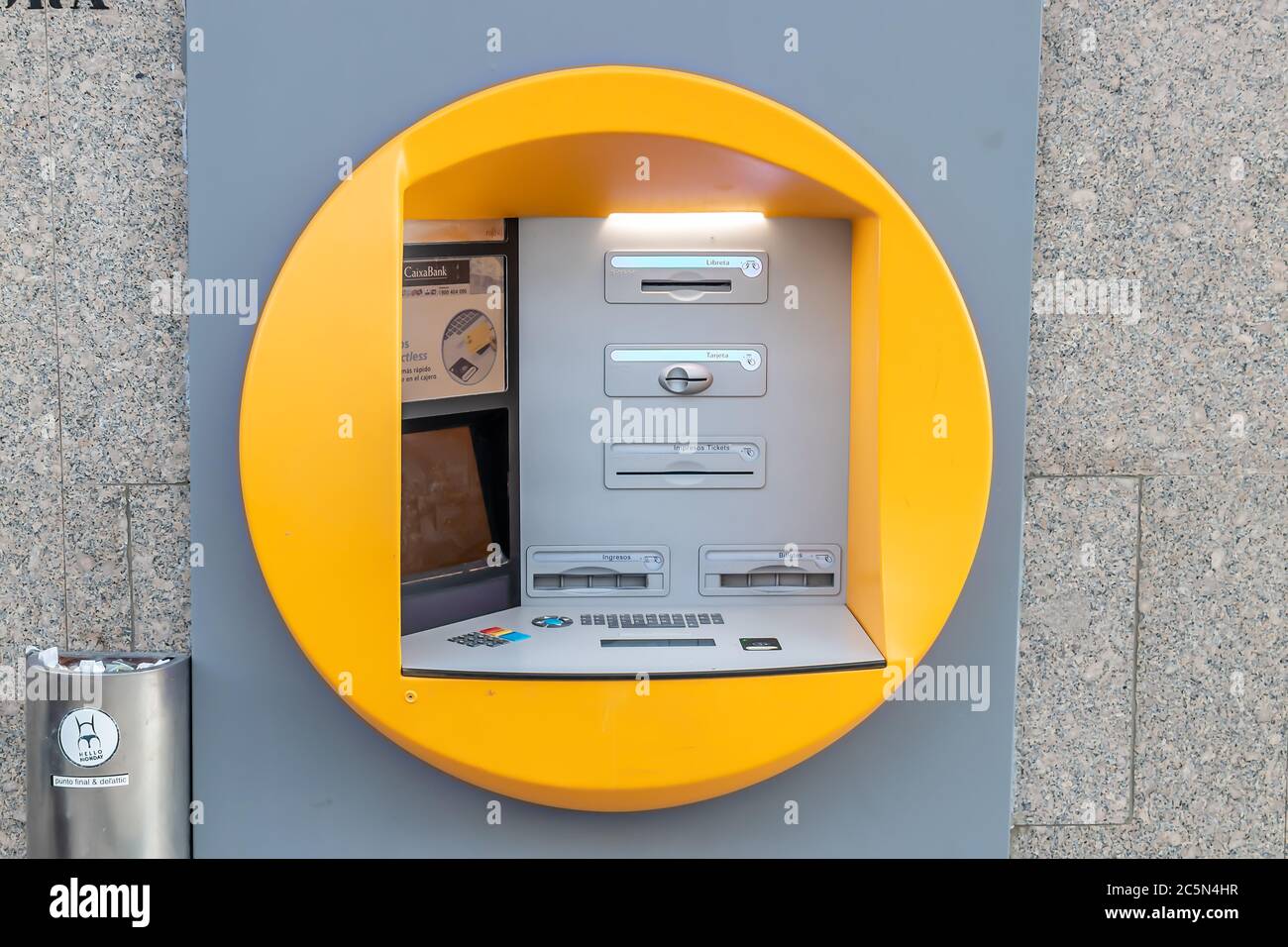 Punta Umbria, Huelva, Spagna - 3 giugno 2020: Bancomat della banca CaixaBank in Calle Ancha a Punta Umbria Foto Stock