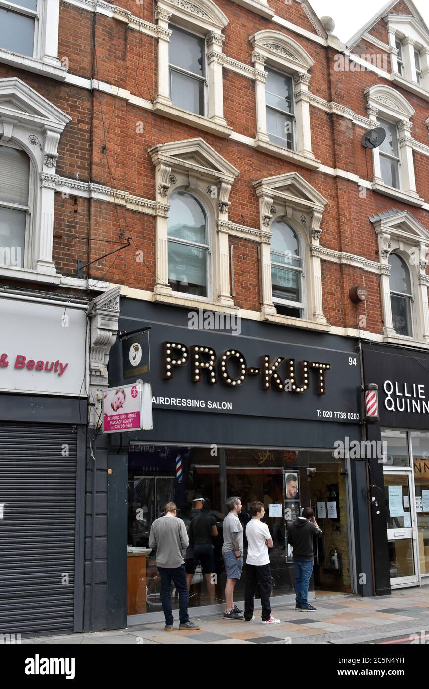 Londra, Regno Unito. 04luglio 2020. Super sabato code ai barbers all'indirizzo Harry Potter ha cominciato. JK Rowling rivela che ha cominciato a scrivere Harry Potter non in Scozia ma quando stava affittando una stanza in un appartamento a Battersea. In alto in piano all'indirizzo. Pro-Kut è ora il negozio al 94 St John's Road. Credit: Alamy Aarmstead/Alamy Live News Foto Stock