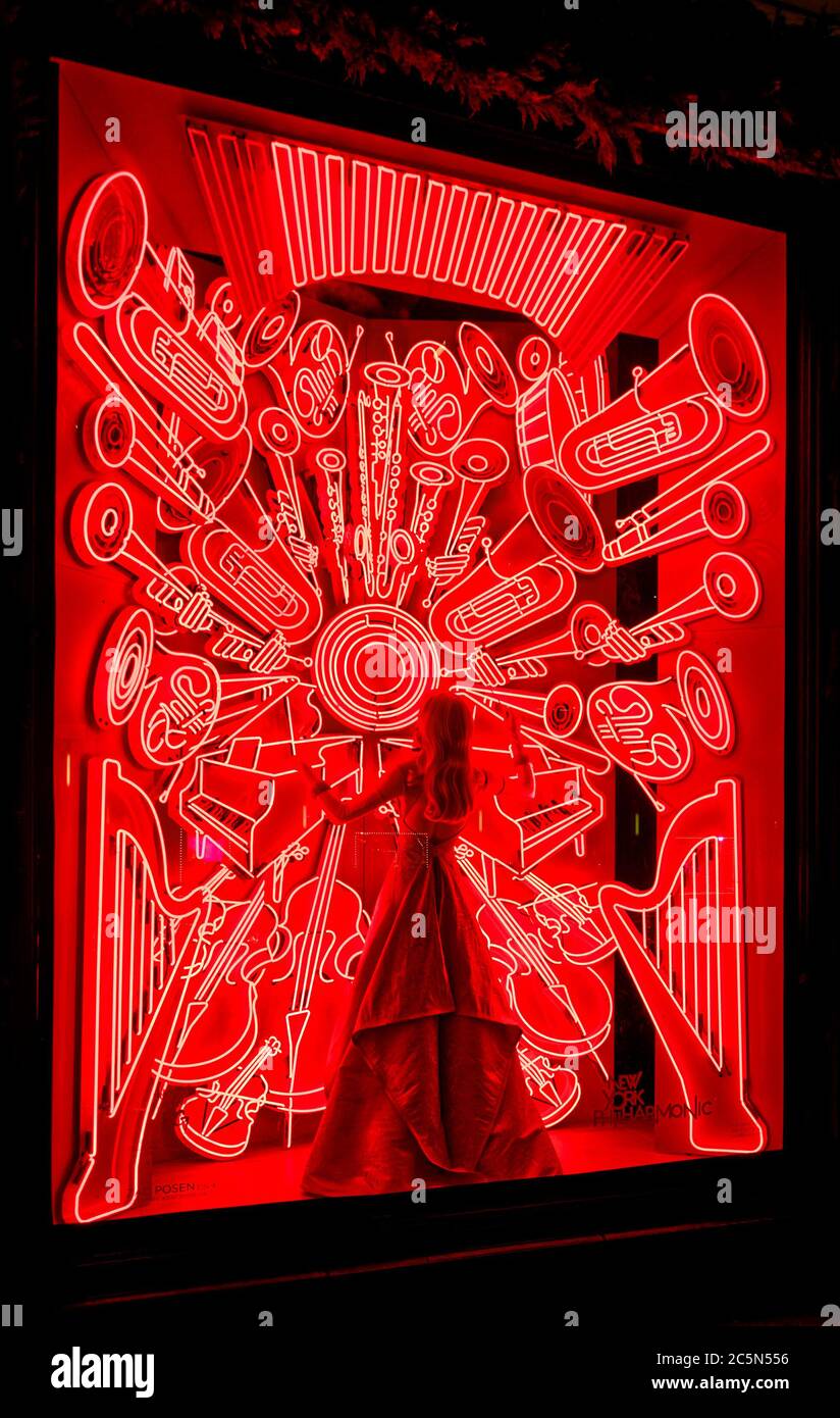 Mostra di vetrine di Bergdorf Goodman ispirata alla New York Philharmonic Orchestra, Manhattan, New York City, USA Foto Stock