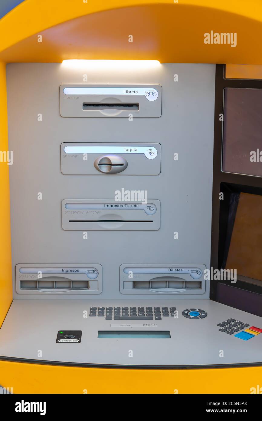 Punta Umbria, Huelva, Spagna - 3 giugno 2020: Sportelli Bancomat della banca CaixaBank in Calle Ancha a Punta Umbria Foto Stock