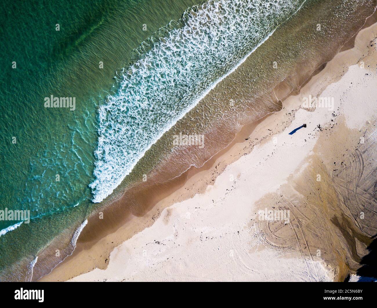 Vista aerea di una spiaggia paradisiaca in Galizia, Spagna. Foto Stock