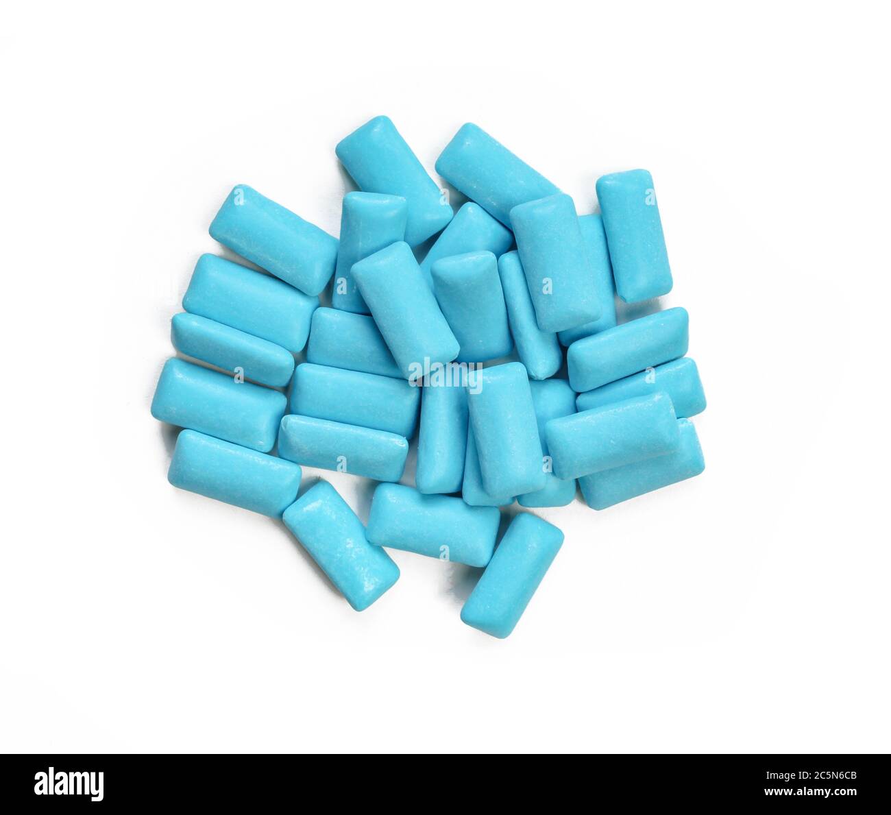 Gomme da masticare blu isolate su sfondo bianco. Primo piano sulla gomma da masticare Foto Stock