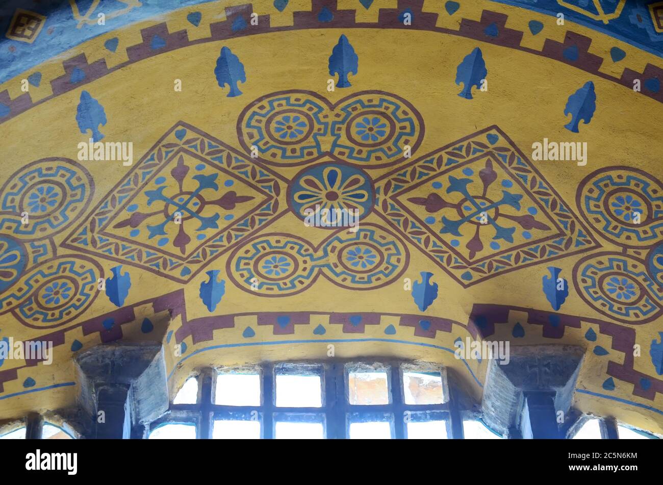 Istanbul, Turchia, 19 settembre 2018. Luce del sole attraverso le barre della finestra di Hagia Sophia. Frammento di un antico soffitto di pittura bizantina. Foto Stock