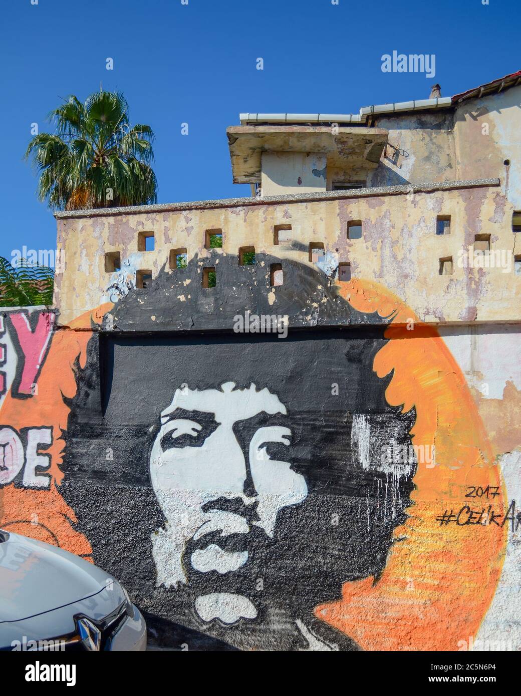 Turchia, Antalya, 10 maggio 2018. Graffiti con il volto di un giovane africano. Street art Foto Stock