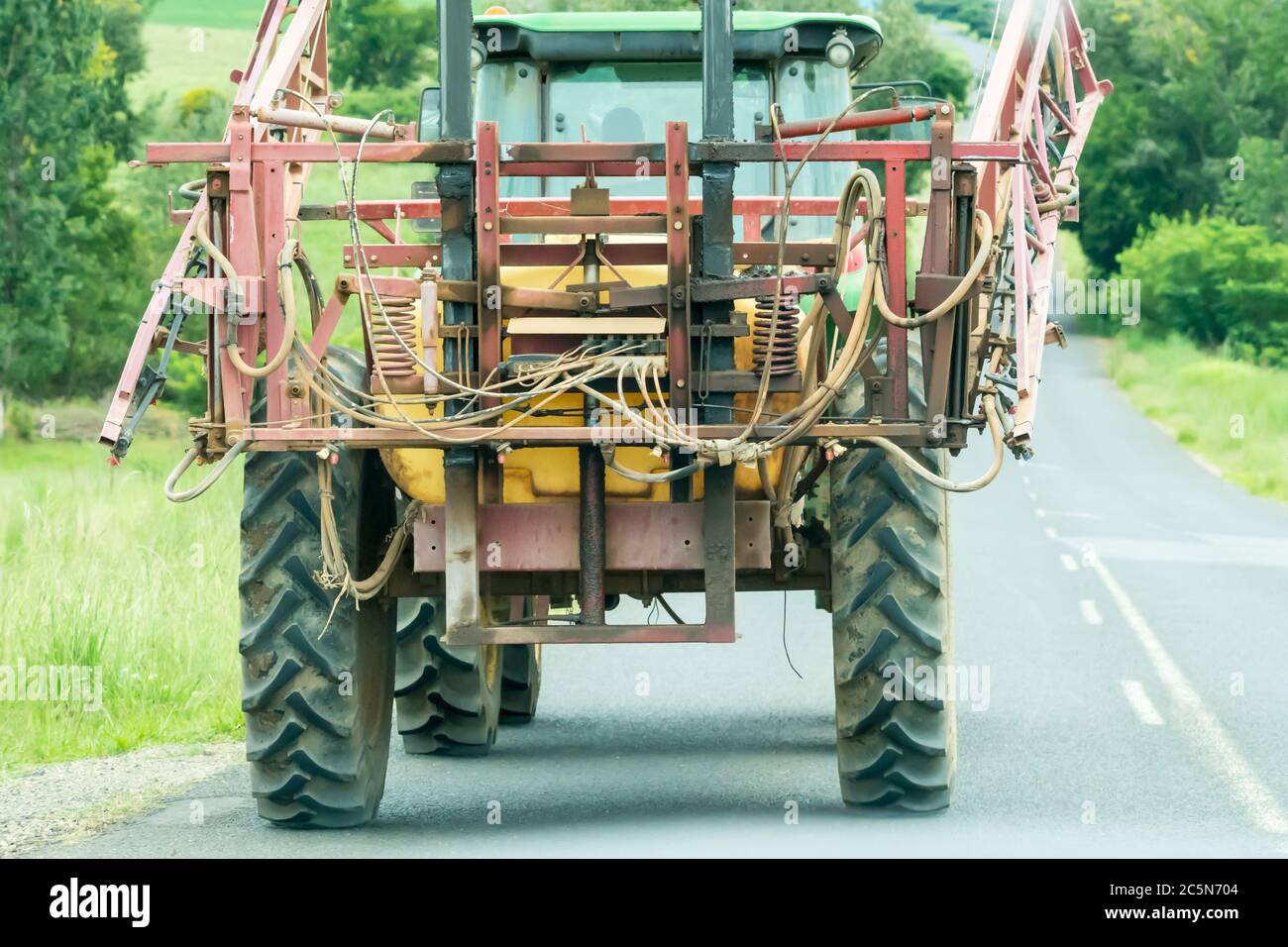 Macchine agricole, attrezzature pesanti su una strada rurale a Kwazulu Natal, Sud Africa concetto di agricoltura in Africa Foto Stock